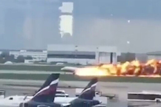 Экипаж загоревшегося Superjet 100 заявил о попадании молнии в самолет