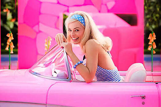 Марго Робби позирует в розовом спорткаре на первом кадре из "Барби"