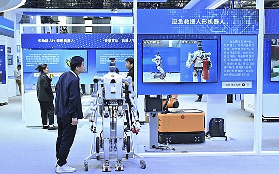 В Китае представили первого электрического робота