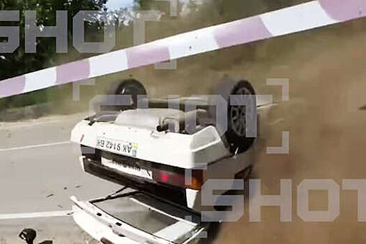 В Крыму на трассе во время ралли экипаж перевернулся после въезда в столб