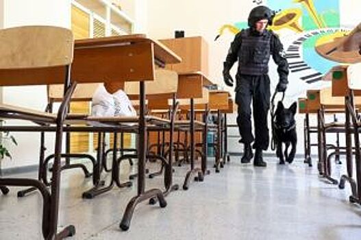 Студентов Архангельского политеха эвакуировали из-за сообщения о бомбе