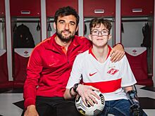 Капитан "Спартака" встретился  с ребенком, которому оплатил дорогой протез (видео)