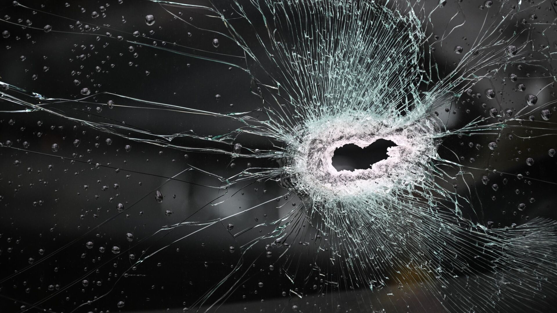 Человек погиб при атаке беспилотников на жилые дома в Краснодаре