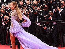 Супермодель Наташа Поли пришла на красную дорожку в прозрачном платье