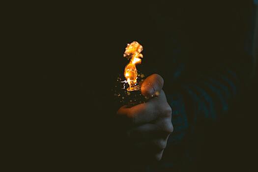 Мужчина выставил на продажу гигантскую коллекцию зажигалок