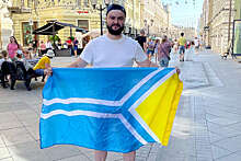 Полицейские запретили депутату из Тувы развернуть на Красной площади сине-желтый флаг региона