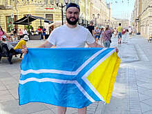 Полицейские запретили депутату из Тувы развернуть на Красной площади сине-желтый флаг региона