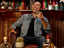 Усик танцует с Поляковой, Де Ла Хойя со стаканом, а Тайсон на капоте — соцсети