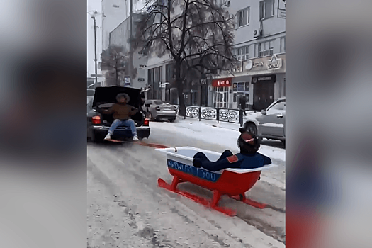 Болельщики устроили заезд на ванне по главному проспекту Екатеринбурга