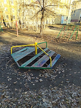 Чудо-МАФ Челябинска: на карусели во дворе на Хмельницкого детям лучше не кататься