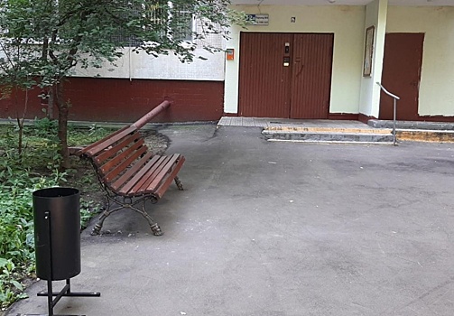 Лавочку возле дома в Шенкурском проезде переставили в более удобное место