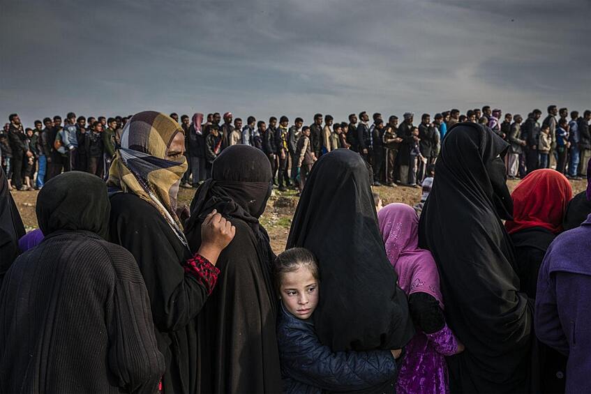 Жители Мосула (Ирак) в очереди за гуманитарной помощью. Категория «Главные новости»