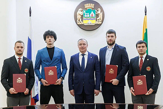 Мэр Екатеринбурга наградил спортсменов академии РМК