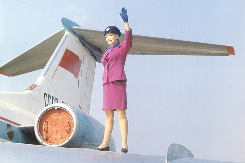 Стюардесса на крыле самолета, Международный аэропорт Шереметьево, СССР, 1 июля 1972 года
