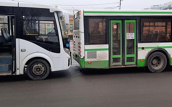 На площади Ленина в центре Рязани четыре автобуса попали в ДТП