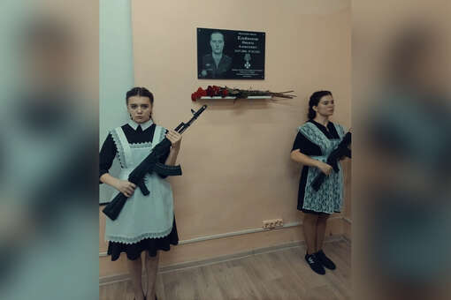 В Пензе школьниц поставили с автоматами возле памятной доски участнику СВО