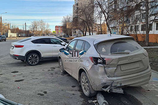 В Челябинске водитель Mitsubishi устроил дрифт на улице и протаранил автомобиль и деревья