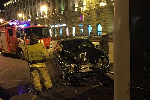 В центре Петербурга трактор врезался в иномарку