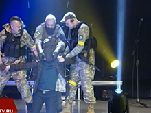 В Калуге на спектакле «Вежливые люди» люди в форме ВСУ инсценировали захват заложников в зале и расстрел за сценой. Постановщик получил на шоу 10 миллионов рублей президентского гранта