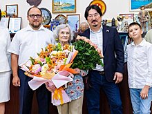 Собянин поздравил учителя биологии школы № 1522 Элеонору Андрееву с 90-летием