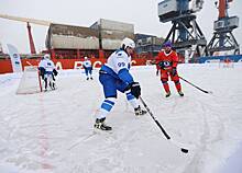 В порту Мурманского филиала «Норникеля» провели хоккейный матч