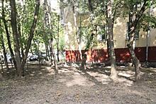 Во дворе по улице Маршала Тухачевского восстановили газон