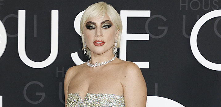 Леди Гага появилась в «хрустальном» платье, а Джаред Лето — с гульфиком напоказ
