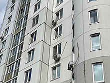 Ребенок выпал из окна многоэтажки на юго-востоке Москвы и выжил