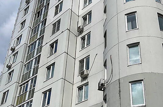 Ребенок выпал из окна многоэтажки на юго-востоке Москвы и выжил