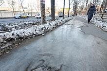 Не очищенные ото льда дороги по-прежнему мешают приморцам