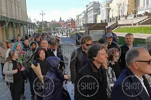 Огромная очередь на прощание с Горбачевым в Москве попала на видео