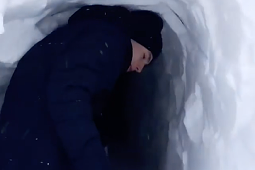 Россиянин пытался попасть в гараж и выкопал снежный тоннель