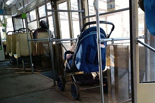 Жительница Тулы оставила коляску с ребенком в трамвае, а сама вышла на остановке