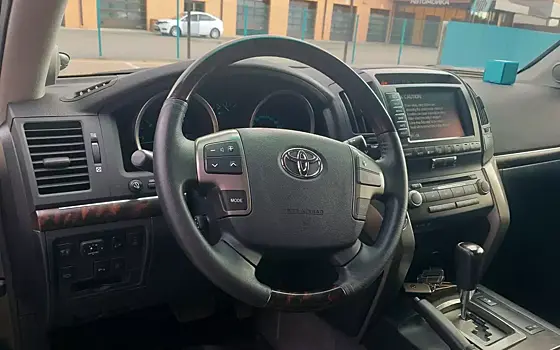 В РФ продается почти новый Land Cruiser 200 2008 года