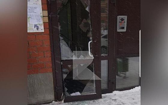 Камера засекла разбившего дверь в подъезд рязанца