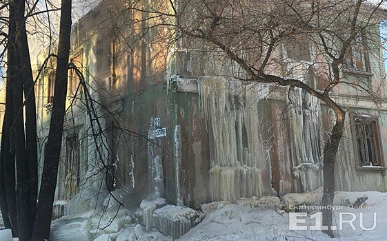 Дача Снежной королевы: в Нижней Туре двухэтажный дом покрылся ледяными сталактитами