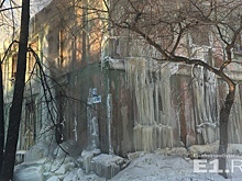 Дача Снежной королевы: в Нижней Туре двухэтажный дом покрылся ледяными сталактитами