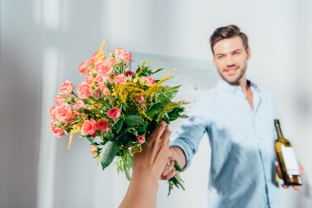 Парень дарит девушке цветы. Парень дарит цветы. Парень дарит цветы девушке картинки. Мужчина дарит бывшей цветы. Парень дарит цветы.