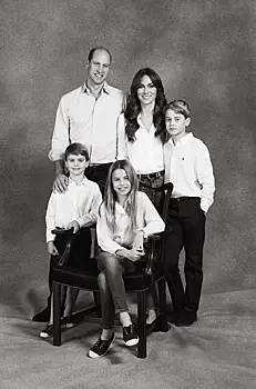 Принц Уильям и Кейт Миддлтон поделились рождественской семейной фотографией