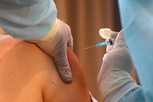 Ученые нашли у подростков опасное осложнение прививки от коронавируса