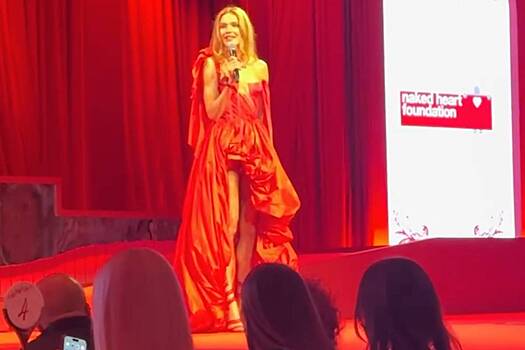 42-летняя Наталья Водянова вышла в свет в платье с экстремальным разрезом