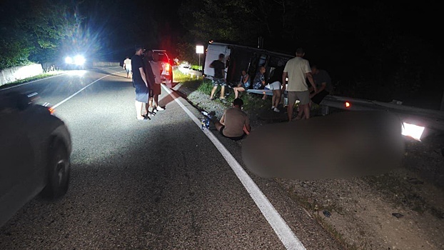 В Сочи при опрокидывании экскурсионного внедорожника погибли два человека