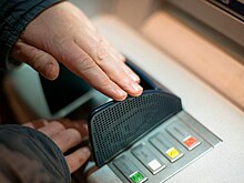 Почему нельзя забирать чужую карту из банкомата