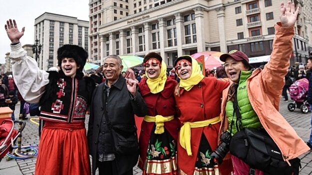 Жители Сибири празднуют День народного единства на улицах и в новых парках