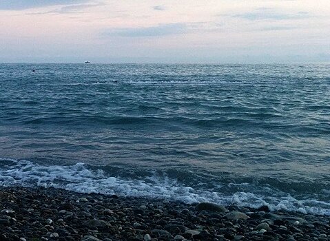 В Сочи спасатели ночью вытащили из моря пьяного туриста