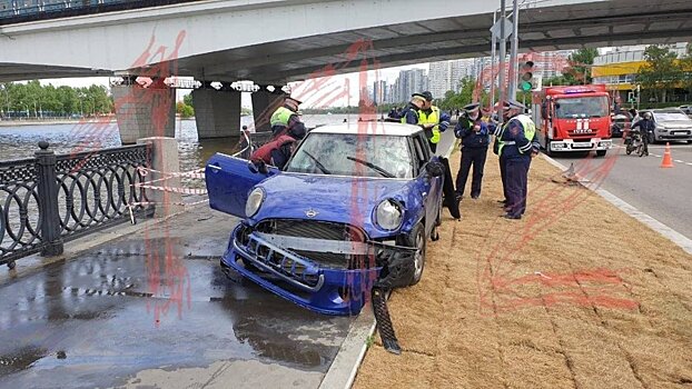 Пенсионерка на "Мини-купере" улетела в Москва-реку с Нагатинской набережной