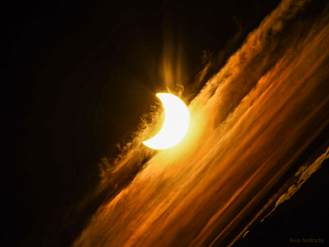 Частичное солнечное затмение в небе Аргентины