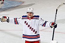 Адам Фокс — второй защитник в истории НХЛ по скорости набора 30 передач в плей-офф
