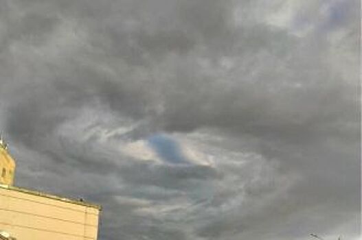 Петербуржцы заметили в небе облако в виде воронки торнадо
