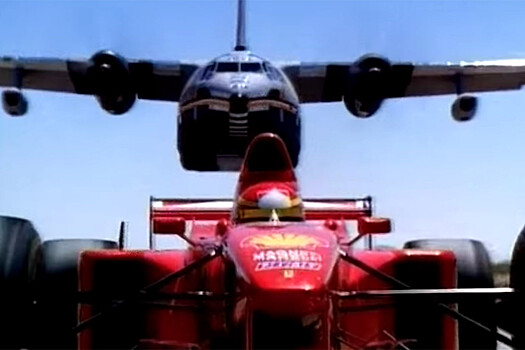 Летящий самолёт на ходу заправил гоночную «Феррари» Формулы-1 — секрет рекламы, видео